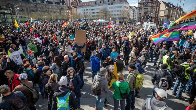 Zahlreiche Menschen nehmen auf dem Stuttgarter Marienplatz an einer Demonstration der Initiative "Querdenken" teil. Abstandsregeln und das Tragen von Masken wurden größtenteils missachtet.