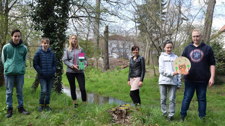 Johanneumschüler der Klasse 7b, die Mitglieder der AG Help for nature sind. AG-Leiterin Silvia Scheibe ist die Dritte von rechts.