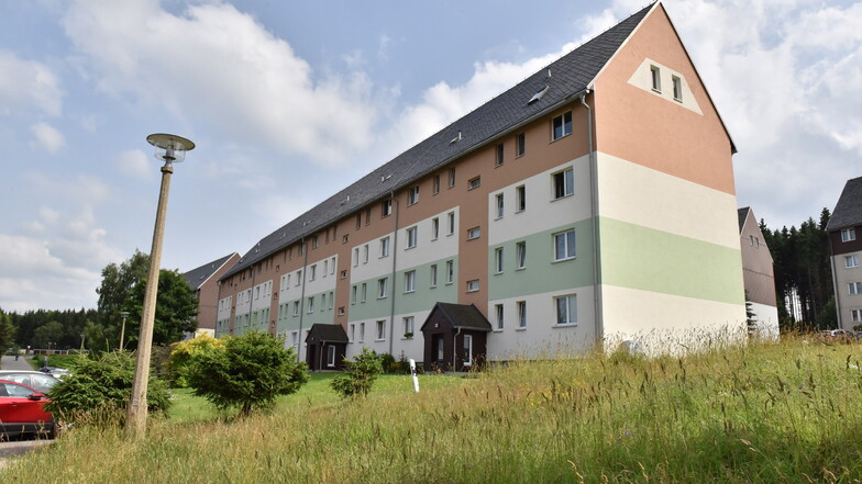 Die Wohnungsgenossenschaft Geising-Altenberg vermietet Wohnungen an fünf Standorten. Dazu gehört auch dieser Block im Neubaugebiet an der Altenberger Walter-Richter-Straße.