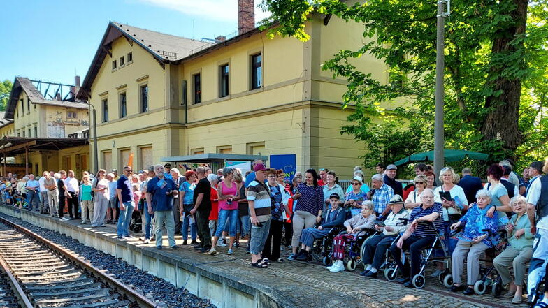 Zur offiziellen Einweihung der Bahnstrecke fanden sich viele Seifhennersdorfer auf dem Bahnsteig ein.