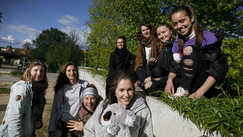 Ein Koala als Maskottchen: Diese Studenten organisieren das Campus Open Air. Mit dabei sind auch Luzie Hofmann (links) und Nanay Hlavsova (ganz hinten in schwarz).