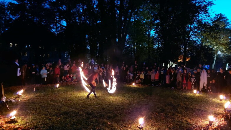 Riesa: Halloweenparty mit Feuershow in Gröba