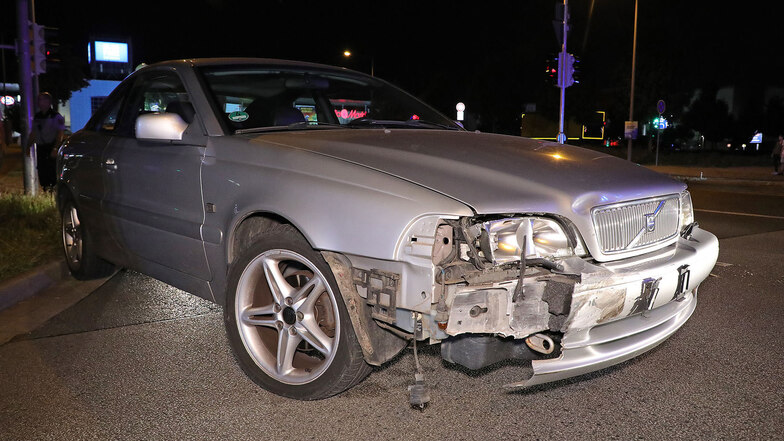 Der unfallbeteiligte Volvo wurde bei der Kollision ebenfalls beschädigt.