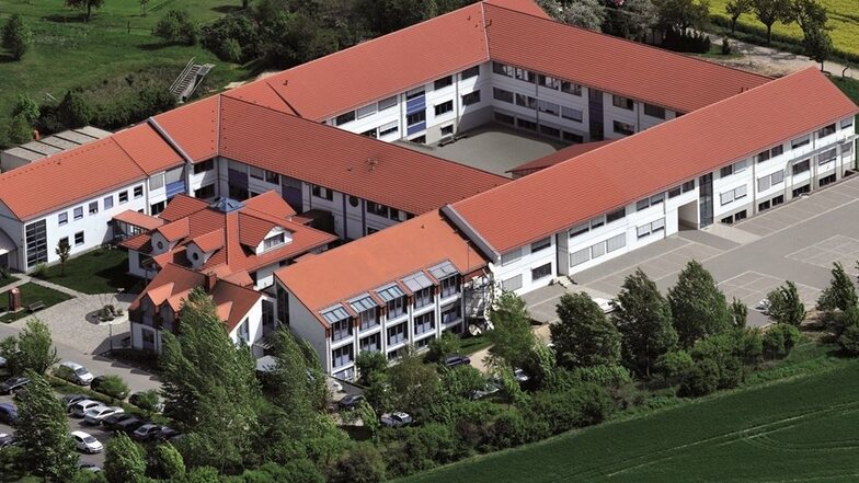 Landhaus-Baustil für Hochtechnologie-Entwickler: Preh sitzt als Nachfolger von Technisat in diesem Bau von 1992. Gegenüber ist noch Land frei.