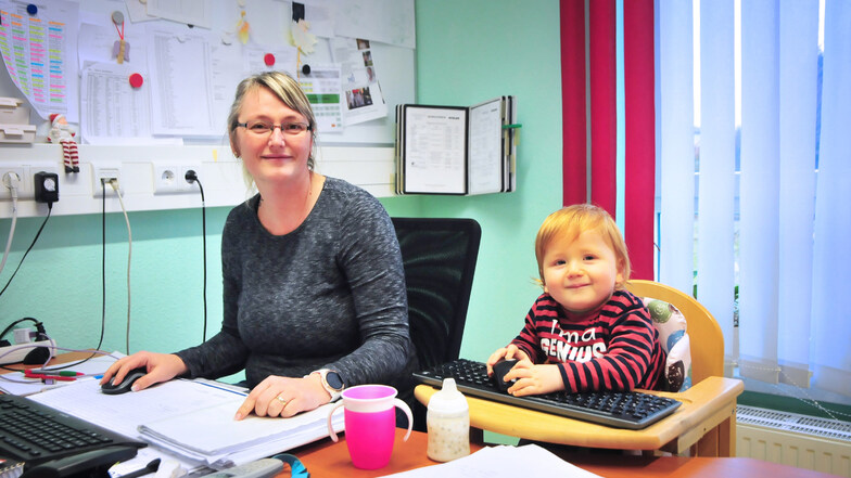 Pflegedienstleiterin Diana Strach-Brosig und ihr Sohn Eddi. Der 13 Monate alte Junge begleitet die Großenhainerin bereits seit Ende des Mutterschutzes.