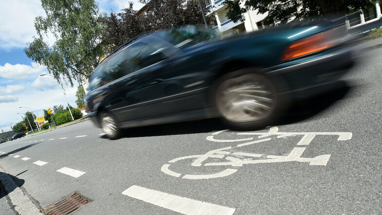 Die Schutzstreifen für Radfahrer auf der Südstraße in Zittau werden von Autos gern überfahren.