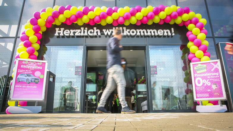 Am Dienstag fand in der neuen Mömax-Filiale an der Hamburger Straße in Dresden ein Testlauf mit ersten Kunden statt. Ab Mittwoch hat das Einrichtungshaus dann regulär und mit vielen Start-Angeboten und Aktionen geöffnet. Zum Beispiel kann ein BMW gewonnen