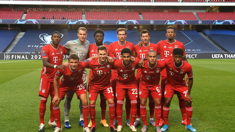 Die Bayern posieren für das Mannschaftsfoto.
