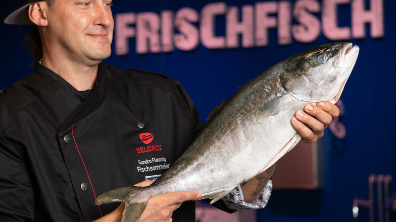 Sandro Dietrich präsentiert eine Gelbschwanzmakrele. Der Fisch ist in Aquakultur im Saarland groß geworden. Er schmeckt gebraten und gedämpft oder roh als Sushi.