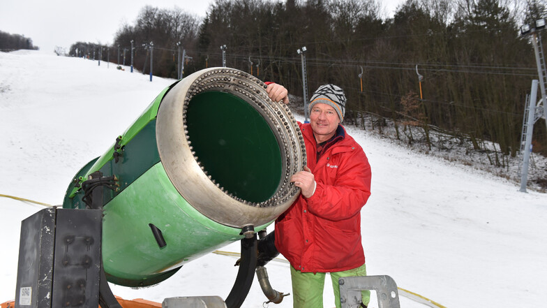 Petr Hönig vom Skigebiet am Bournák (Stürmer) wirft die Schneekanonen an.  Fotos: Egbert Kamprath