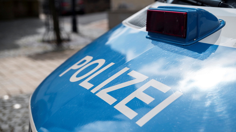 Symbolbild: Die Motorhaube eines Polizei-Transporters.