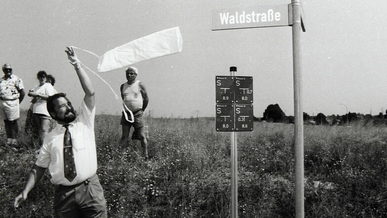Bauamtsleiter Michael Wittig gibt das Straßenschild der Waldstraße frei.