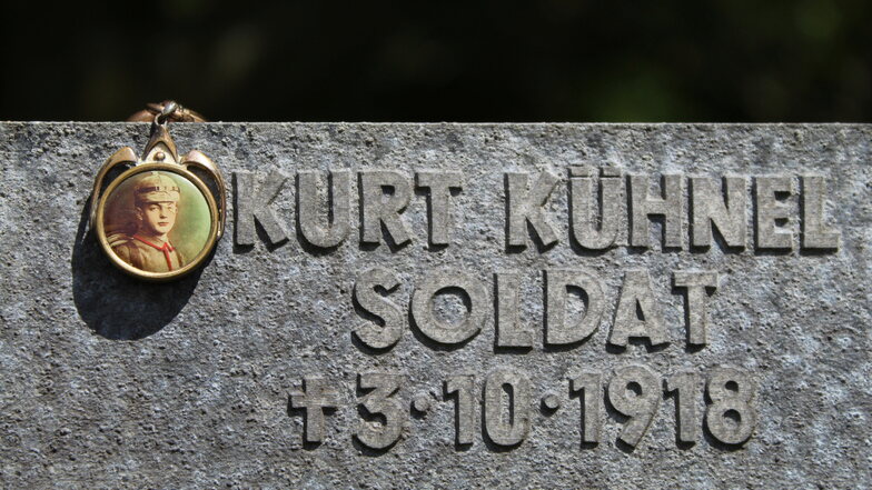Kurt Kühnels Grab auf dem deutschen Soldatenfriedhof von Wervicq-Sud.