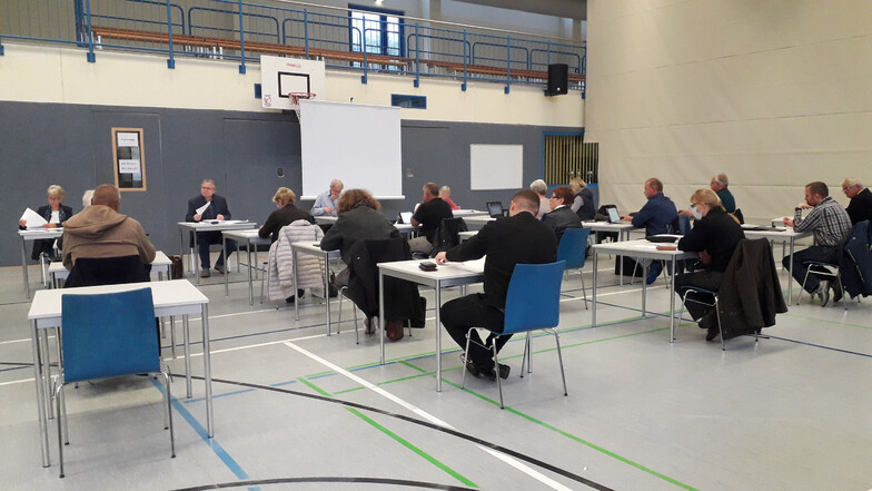 Erstmals fand am Montagabend wegen Corona eine Gemeinderatssitzung in der Wackersporthalle Nünchritz statt.