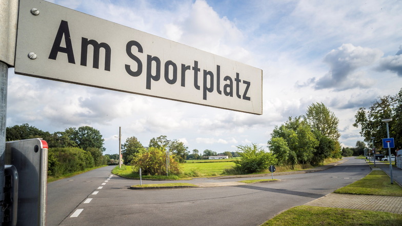 Die Straße Am Sportplatz in Jahnishausen: Links geht es Richtung Nickritz oder Böhlen, rechts hinein ins bestehende Wohngebiet. Auf die geradeaus gelegene Grünfläche sollen bald weitere Wohnhäuser kommen können.