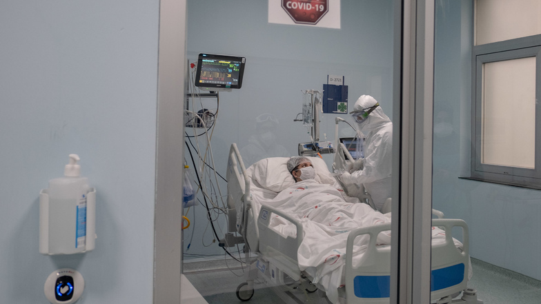 Ein Mediziner behandelt einen Corona-Patienten auf der Intensivstationen eines Krankenhauses.