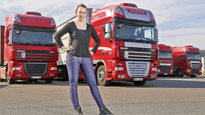 Diana Petzold vor ihrem Lkw auf dem Betriebsgelände von Tralo in Strehla. Seit drei Jahren fährt die Riesaerin für das Unternehmen und transportiert Güter für Firmen in der Region.