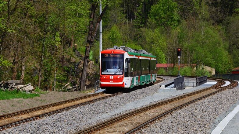 Die Linie C14 der Chemnitzer Citybahn ist unterwegs bei Dittersdorf. Nach einer monatelangen Streikwelle hat sich das Unternehmen mit der GDL geeinigt.