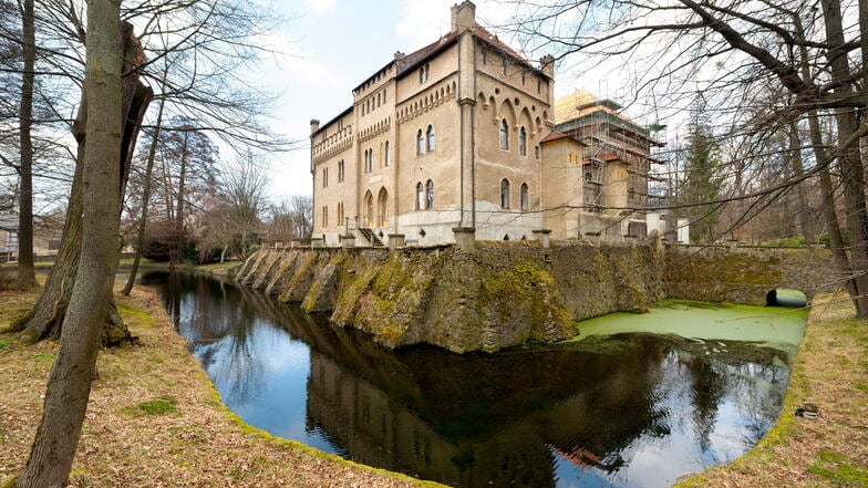 Das Schloss Seifersdorf, an der Tina-von-Brühl-Straße 33 in Wachau wird derzeit saniert. Konzerte finden im Park statt und am Samstag wird es rockig.