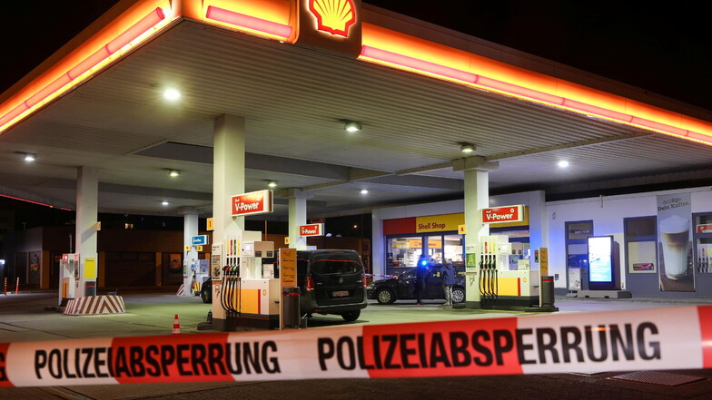 Kurz nach dem Überfall sichert die Polizei an einer Tankstelle in Dresden Spuren.