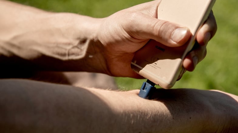 Stichheiler erreichen Temperaturen von 50 Grad und mehr. Die gibt es sogar fürs Smartphone.