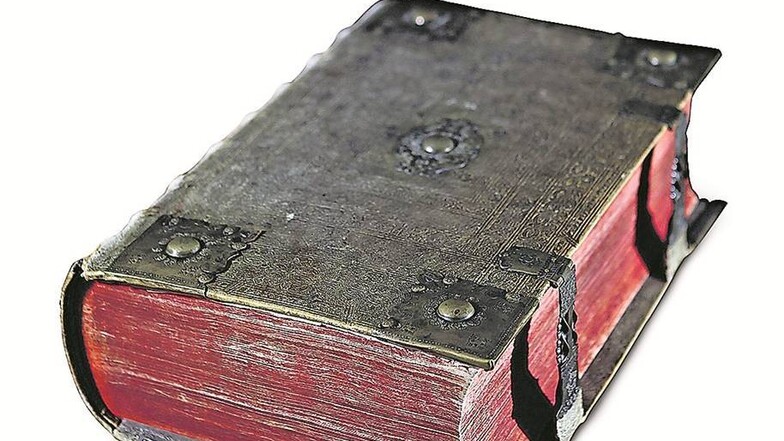 Mit Bibel-Download nicht zu messen: Eine sogenannte Kurfürstenbibel aus dem Jahr 1768 mit aufwendigen Verschlüssen.
