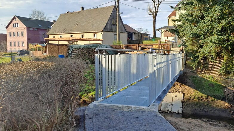 Die neue Polterbrücke in Kleinröhrsdorf steht jetzt. Ein Überqueren des Flusses an dieser Stelle ist ab nächster Woche möglich.