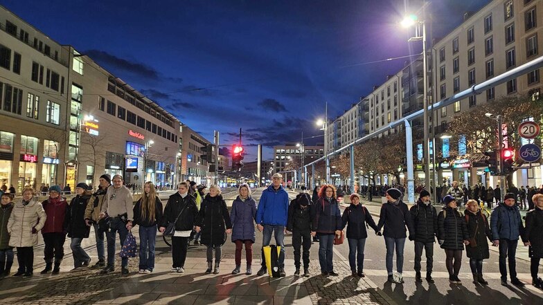 Die Menschenkette in Dresden schließt sich.