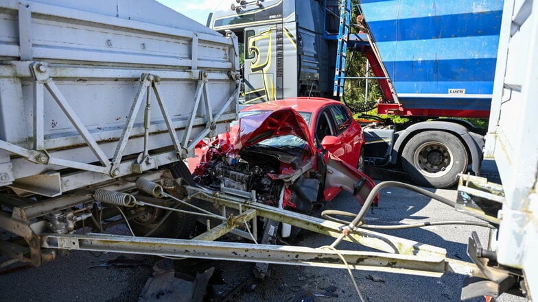 Das Wrack des Seat wird bei dem Unfall zwischen dem Sattelzug und dem Traktorgespann eingeklemmt.