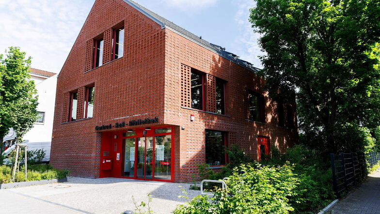 Blick auf die Gertrud-Haß-Bibliothek in Rudow: Hier wurde die Berliner Wirtschaftssenatorin Franziska Giffey leicht verletzt.