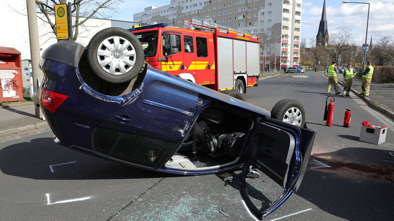 In Dresden-Leuben ereignete sich am Mittwochmittag ein Unfall, als ein 77-Jähriger ein parkendes Fahrzeug rammte. Der Fahrer stand unter Alkoholeinfluss.