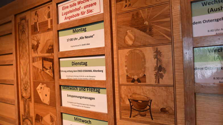 Die Ferienprogrammtafel in der Lobby ist das Werk des Oelsaer Intarsienmachers Helmut Raabe. Sie wird bis heute benutzt.