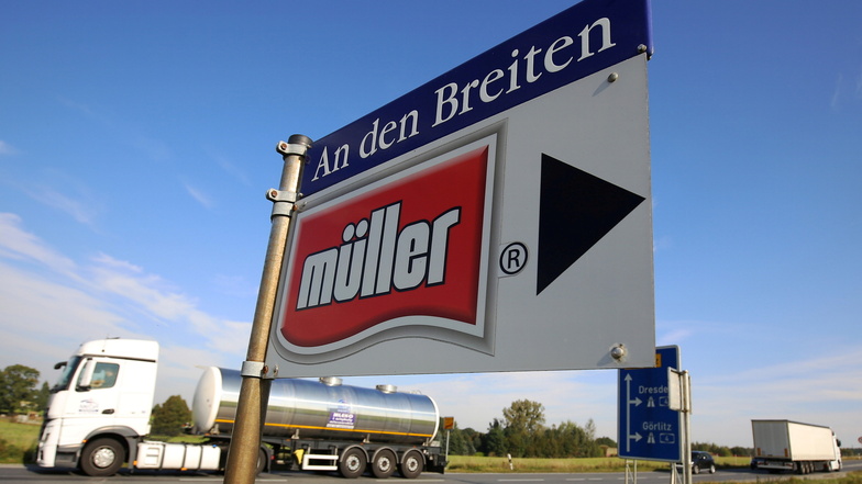 Die Zufahrt zu Müllermilch in Leppersdorf wird aufwendig saniert. Deshalb muss die Ortsdurchfahrt an der Stelle gesperrt werden. Zum Molkereigelände gelangen Autofahrer nur aus Richtung Norden.