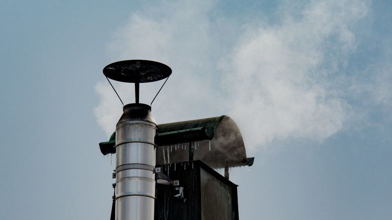 Die Bundesregierung will mit neuen Vorgaben für die Höhe und Position von Schornsteinen gegen Luftverschmutzung durch private Kaminöfen vorgehen. 