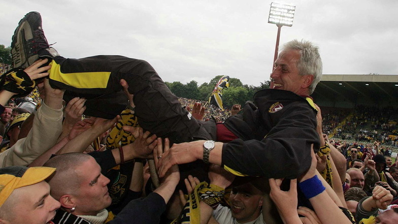Der Vater des Erfolgs 2004: Trainer Christoph Franke wird in Krefeld von den Dynamo-Fans auf Hände getragen. Der Aufstieg in die zweite Liga steht trotz der 0:1-Niederlage beim KFC Uerdingen fest.
