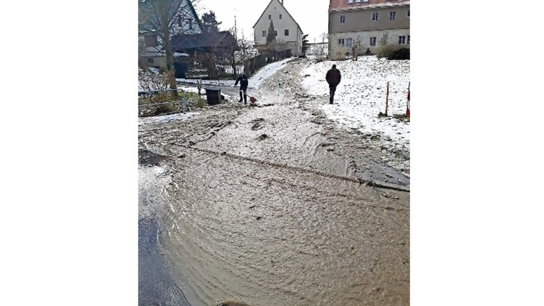 Am Lindenhofweg in Pfaffendorf schoss das Wasser bis zur Dorfstraße hinab.