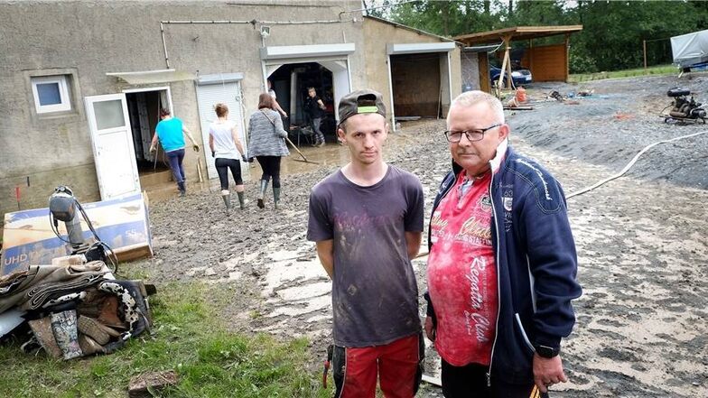 Nach dem Starkregen kam es in der Lommatzscher Pflege teilweise zu schweren Überschwemmungen. Das Grundstück von Karsten Schulze und seiner Familie in Höfgen wurde von den Schlamm- und Wassermassen geradezu überrollt.