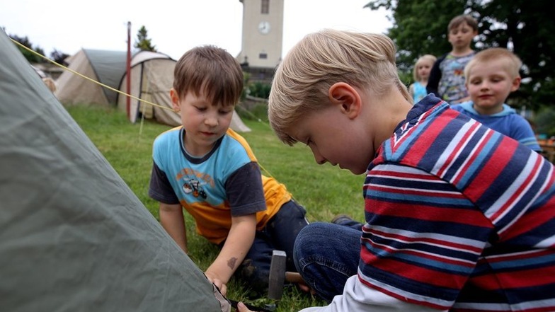 Das ist eine der spannenden Ideen der Baumhaus-Männer: Ende Juni veranstalteten sie ein „Väter-Zelten“ auf dem Pfarrhof in Großerkmannsdorf. Väter und Kinder zelten dann gemeinsam, grillen, spielen Fußball und natürlich wird auch viel geredet.
