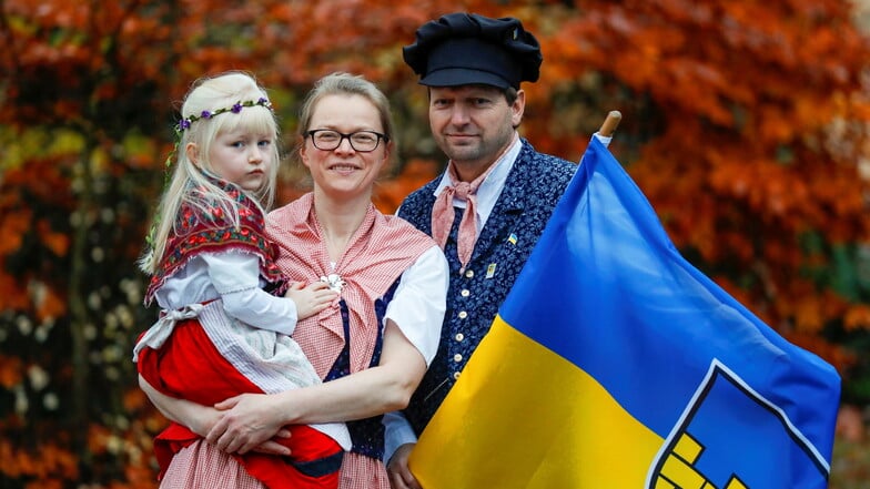 Michaela Hoffmann und Jörg Neumann aus Ebersbach mit ihrer vierjährigen Tochter Clara engagieren sich im Lusatia-Verband.