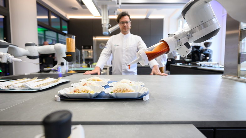 Am Montag wurde die "Roboterküche" an der TU Dresden eröffnet. Starkoch Benjamin Biedlingmaier demonstrierte dabei seine kulinarischen Fähigkeiten in Verbindung mit Robotik.