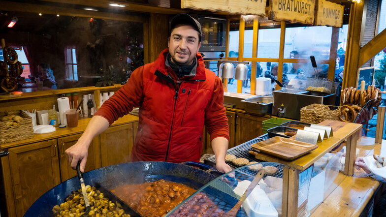 Janusz Kazimierski betreibt auf dem Schlesischen Christkindelmarkt die vier Imbisshütten neben der Eisbahn auf dem Obermarkt.