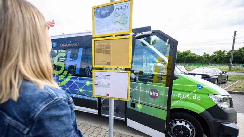 Das vollautomatisierte Busfahren wird im Nachbarlandkreis Mittelsachsen seit Sommer 2022 getestet. Nun sollen im Platooningverfahren mehrere Fahrzeuge aneinandergekoppelt werden.