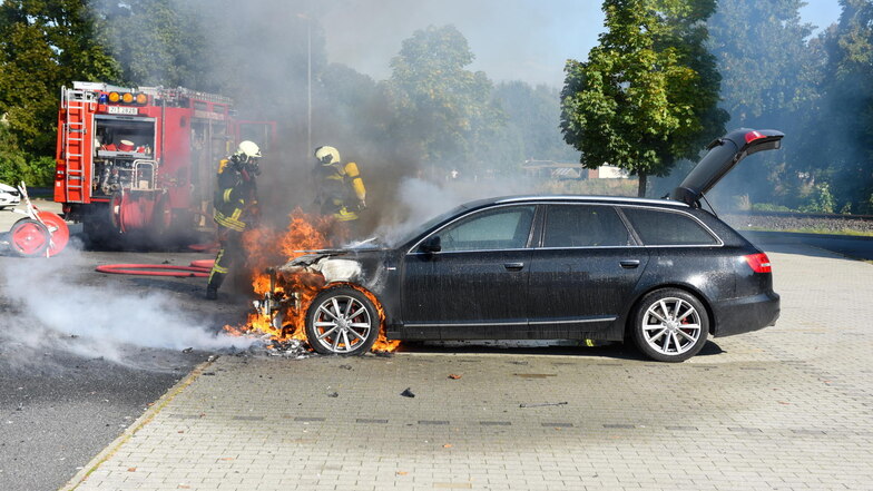 In Zittau brannte der Motorraum eines Audi, die Feuerwehr musste löschen.