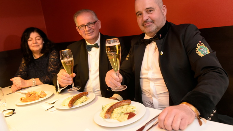 Diese Gäste aus Österreich waren vom Essen in der Opernkantine beim Semperopernball restlos begeistert.