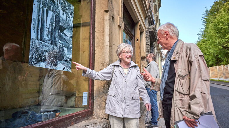 "Wissen Sie das?" Annemarie Mühlhaus und Wolfgang Göschel beim historischen Fachsimpeln während des Schaufenster-Spaziergangs durch Königstein.