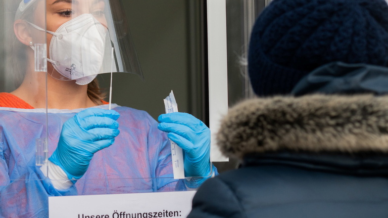 Eine Mitarbeiterin testet eine Patientin an einer von einer Arztpraxis betriebenen Teststelle auf das Coronavirus.