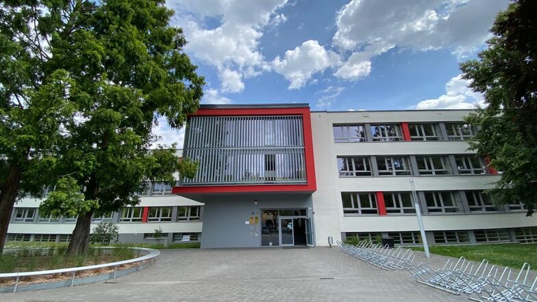 Das Gymnasium Gorbitz besteht aus zwei Gebäuden und einem Verbindungselement in der Mitte. Noch ist hier auch das BSZ Wirtschaft untergebracht.