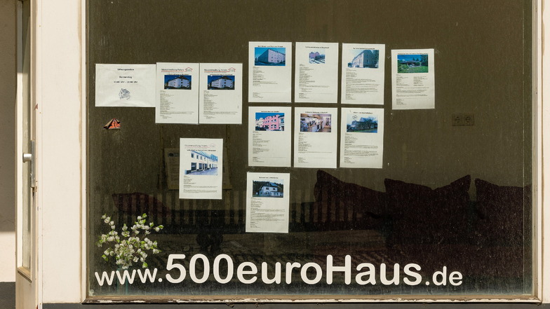 Kaum aus dem Gefängnis entlassen, beginnt der frühere Schlüsseldienst-Betrüger Karl-Leo Spettmann mit der Wiederbelebung seiner 500-Euro-Haus-Idee wie hier in Glauchau.