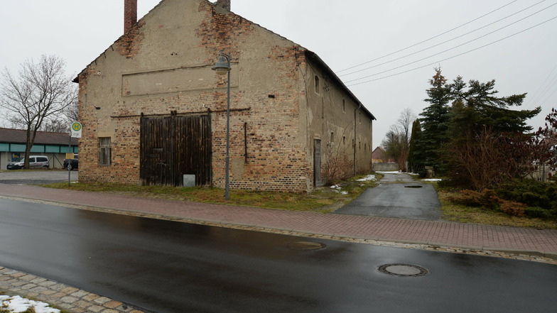 Die alte Scheune an der Straße nach Wiesa wurde einst als Lager der BHG genutzt. Nun soll sie zu einer Veranstaltungshalle umgebaut werden. So eine Einrichtung fehlt der Gemeinde Kodersdorf bislang.