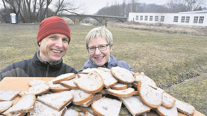 Petra und Udo Hundrieser versorgen die Wanderer am Kontrollpunkt in Technitz. Der vom ESV Lok gestellte Proviant: elf Brote, sechs Schüsseln selbst gemachtes Fett und 60 Liter Tee.